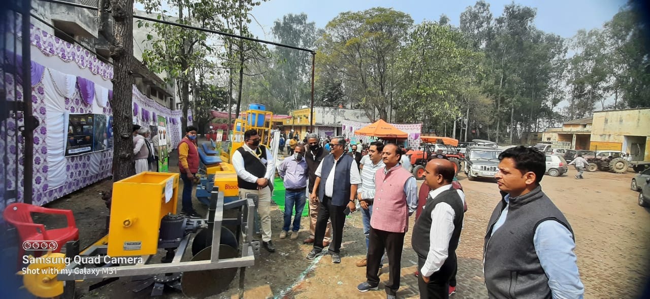 मंसूरपुर गन्ना समिति में किसान मेले में कृषि यंत्रों के बारे में जानकारी लेते जिला गन्ना अधिकार? मंसूरपुर गन्ना समिति में किसान मेले में कृषि यंत्रों के बारे में जानकारी लेते जिला गन्ना अधिकार?
