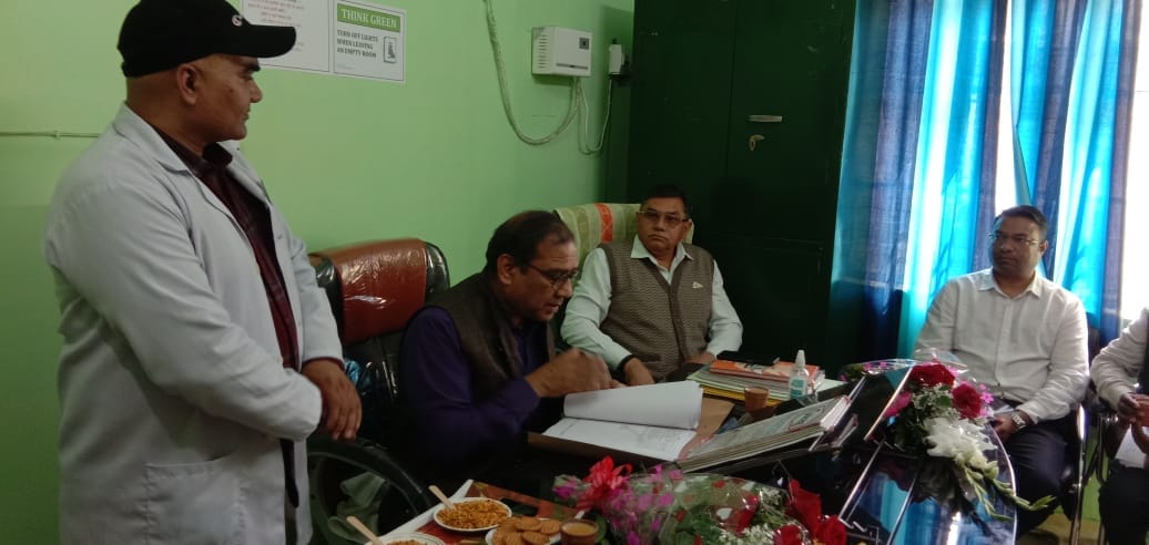 खतौली सामुदायिक स्वास्थ्य केंद्र पर दस्तावेजों की जांच करते हुए अपर निदेशक।