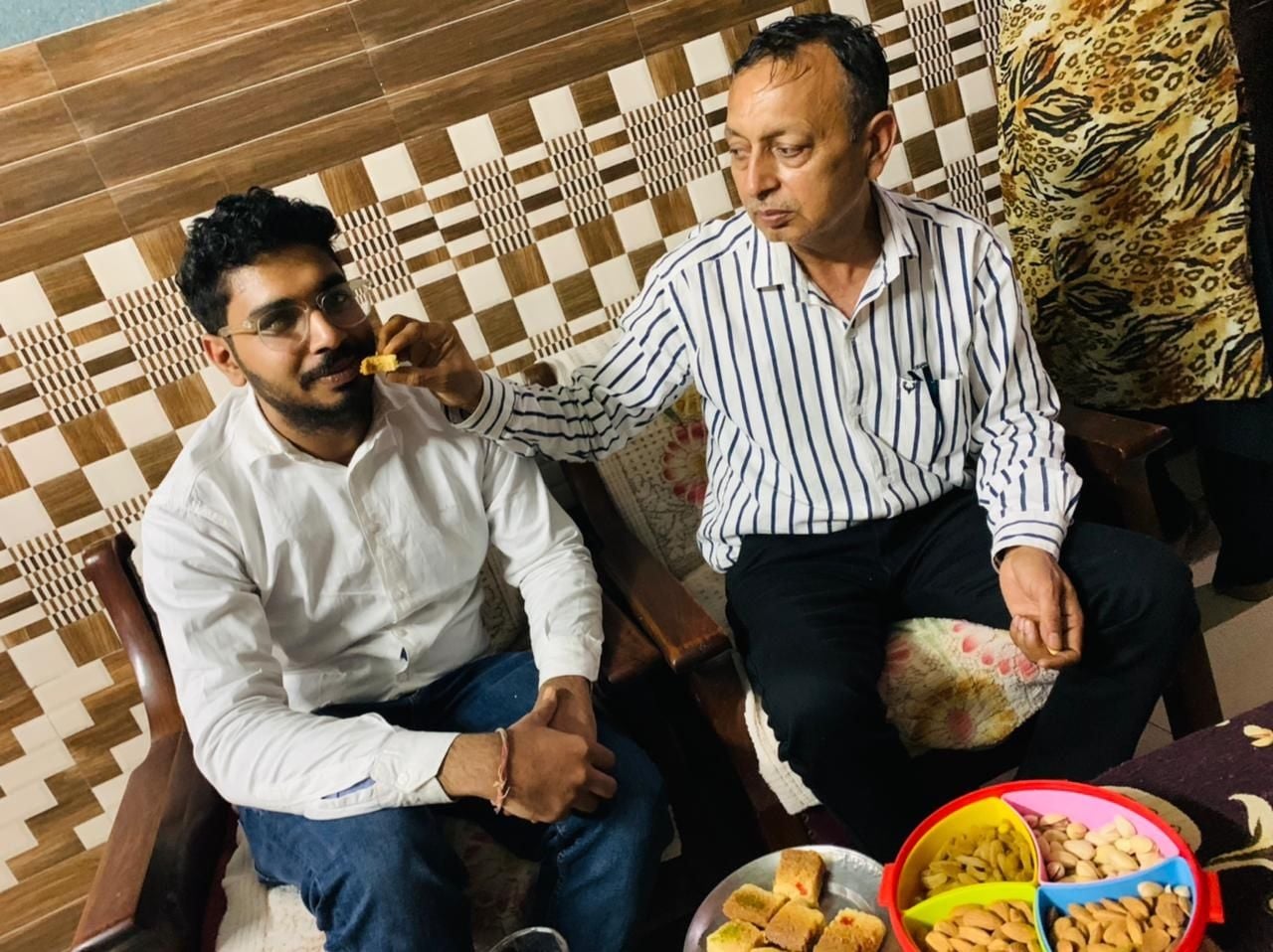   यूक्रेन से लौटे सागर वधवा को मिठाई खिलाता परिजन। संवाद