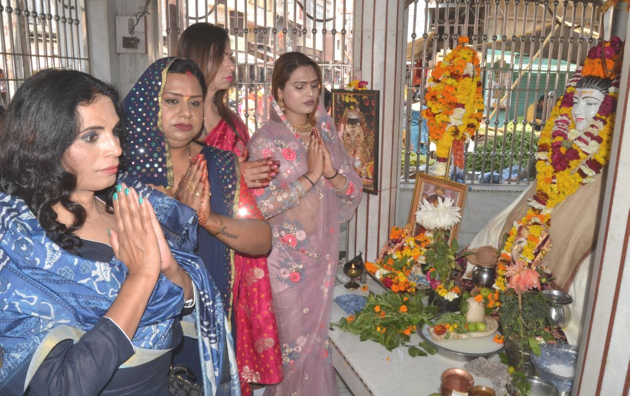 यू क्रेन में फंसे भारतीय छात्रों की सलामती व सकुशल भारत आने के लिये प्रार्थना करते किन्नर संवाद यू क्रेन में फंसे भारतीय छात्रों की सलामती व सकुशल भारत आने के लिये प्रार्थना करते किन्नर संवाद