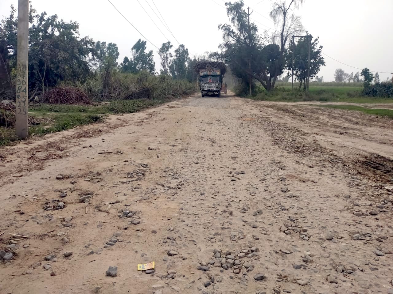 हल्दौर क्षेत्र में पैजनियां से चांदपुर खस्ताहाल हुआ मार्ग।