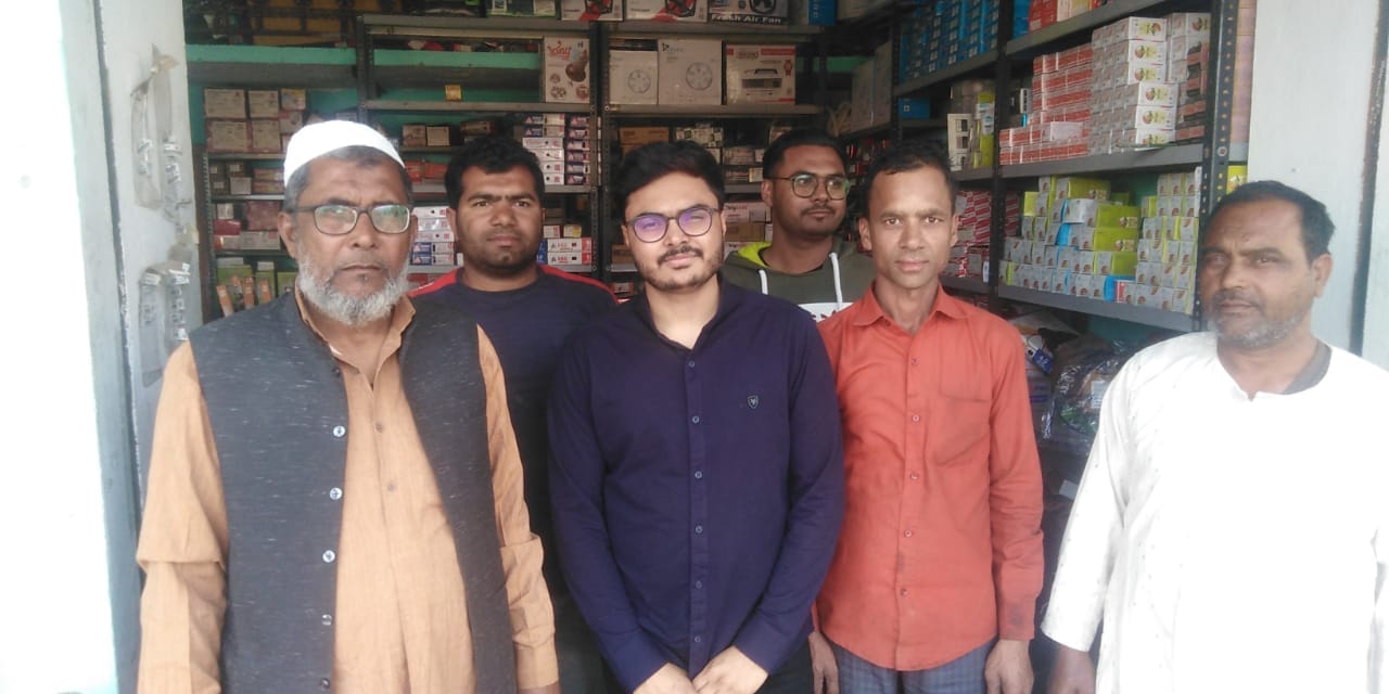 चरथावल लौटने पर पिता मेहरबान के तमाम परिजन और परिचित हुए गदगद चरथावल लौटने पर पिता मेहरबान के तमाम परिजन और परिचित हुए गदगद