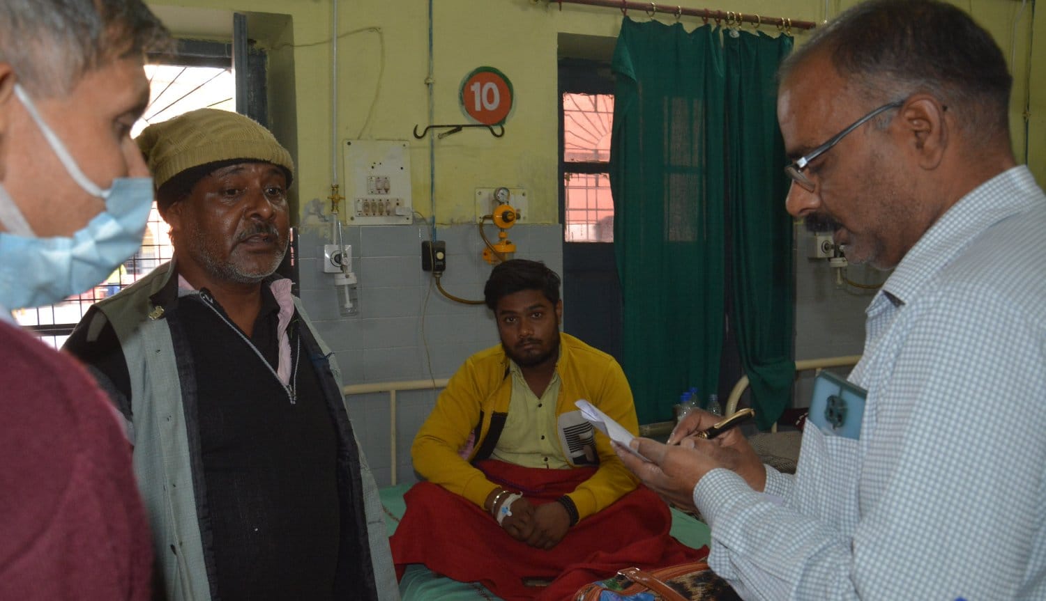 जिला चिकित्सालय में भर्ती फूड प्वाइजनिंग के मरीजों की खादय सुरक्षा अधिकारी को जानकारी देते ब्रज