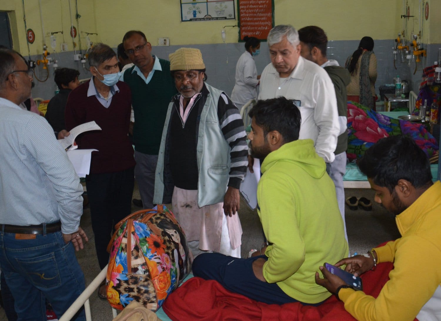 जिला चिकित्सालय में भर्ती फूड प्वाइजनिंग के मरीजों की खादय सुरक्षा अधिकारी को जानकारी देते ब्रज