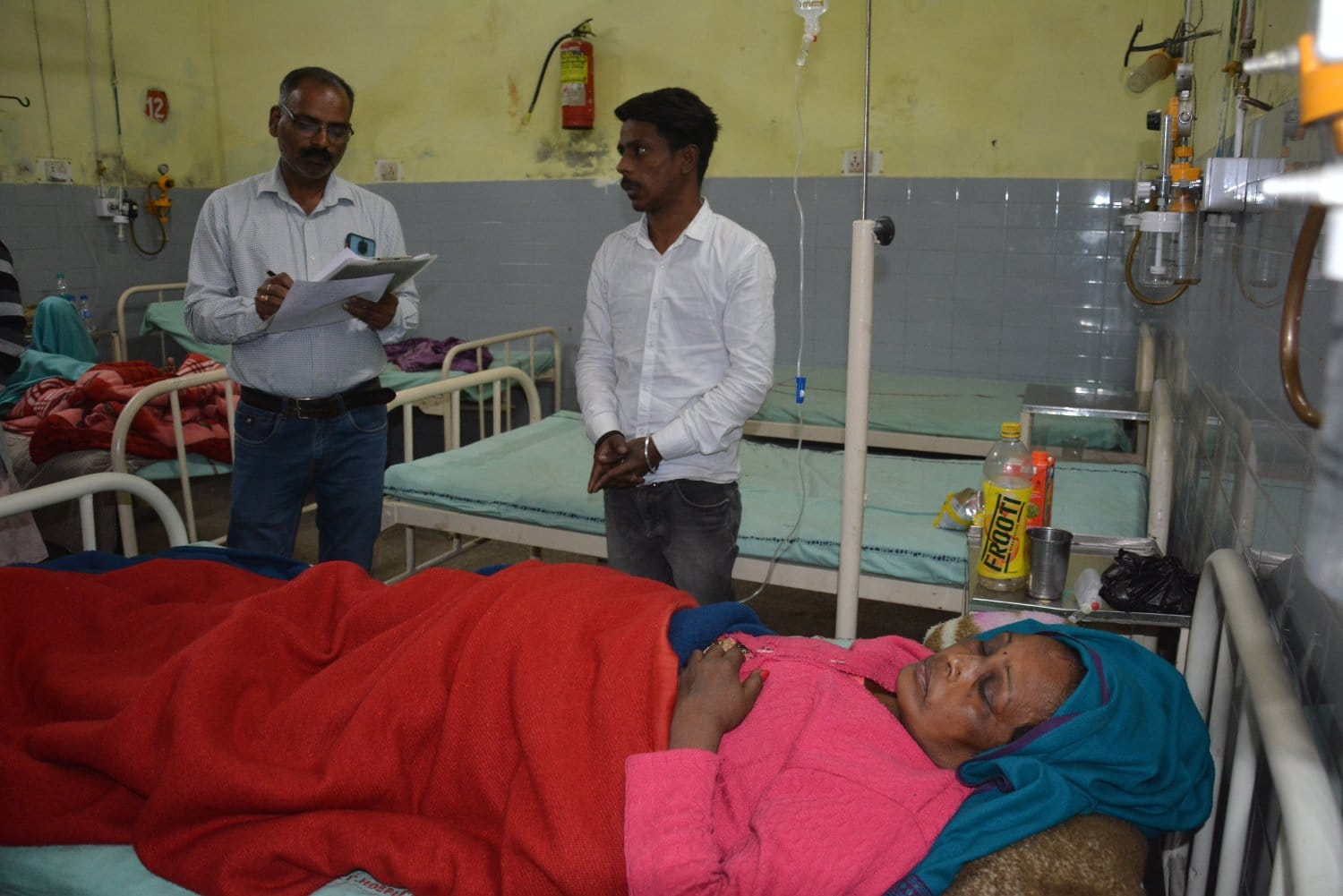 जिला चिकित्सालय में भर्ती फूड प्वाइजनिंग के मरीज ।