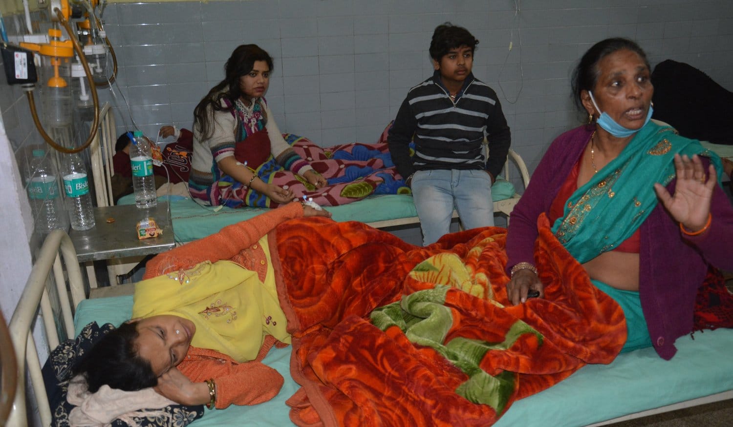 जिला चिकित्सालय में उपचार कराते  फूड प्वाइजनिंग के मरीज  ।