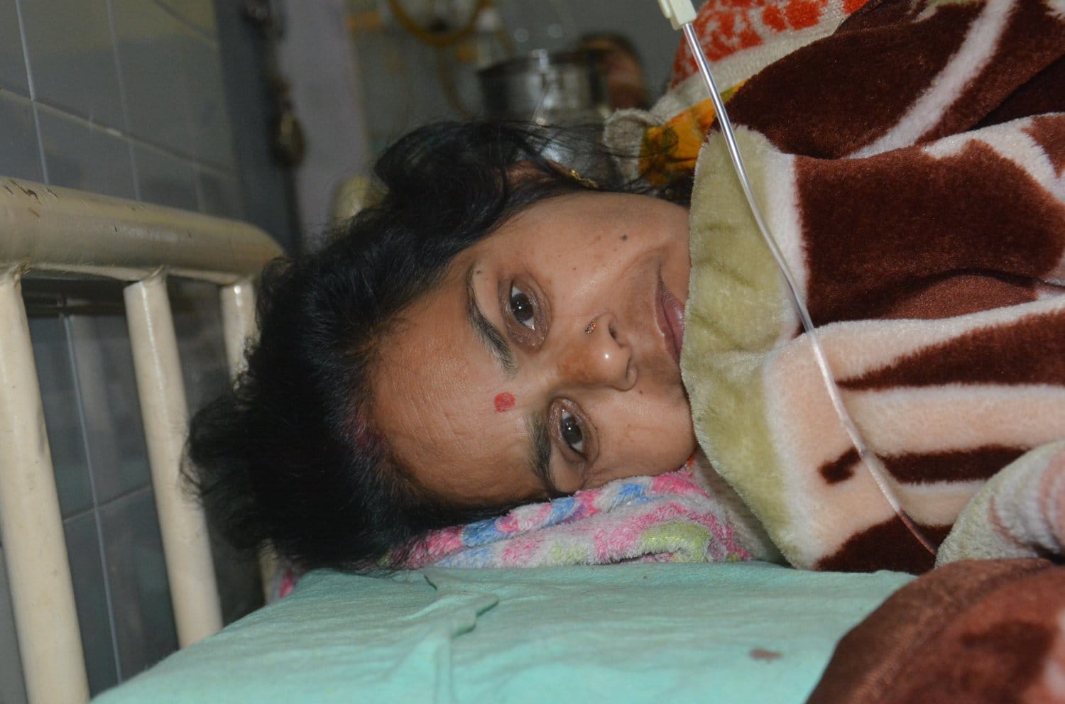 जिला चिकित्सालय में उपचार को भर्ती फूड प्वाइजनिंग के मरीज।