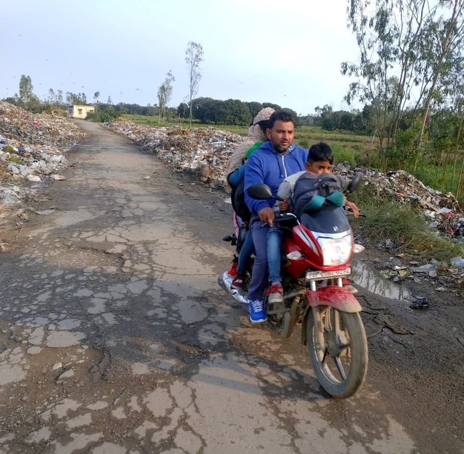 मंडावर से किरतपुर मार्ग खस्ताहाल और किनारे पर पड़ा कूड़ा।