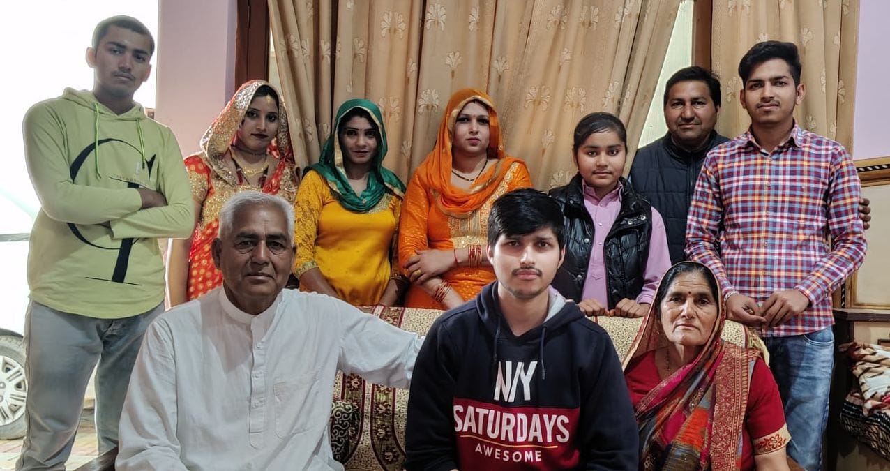 भूना में परिवार के साथ यूक्रेन से लौटा छात्र मितेंद्र सोनी। भूना में परिवार के साथ यूक्रेन से लौटा छात्र मितेंद्र सोनी।