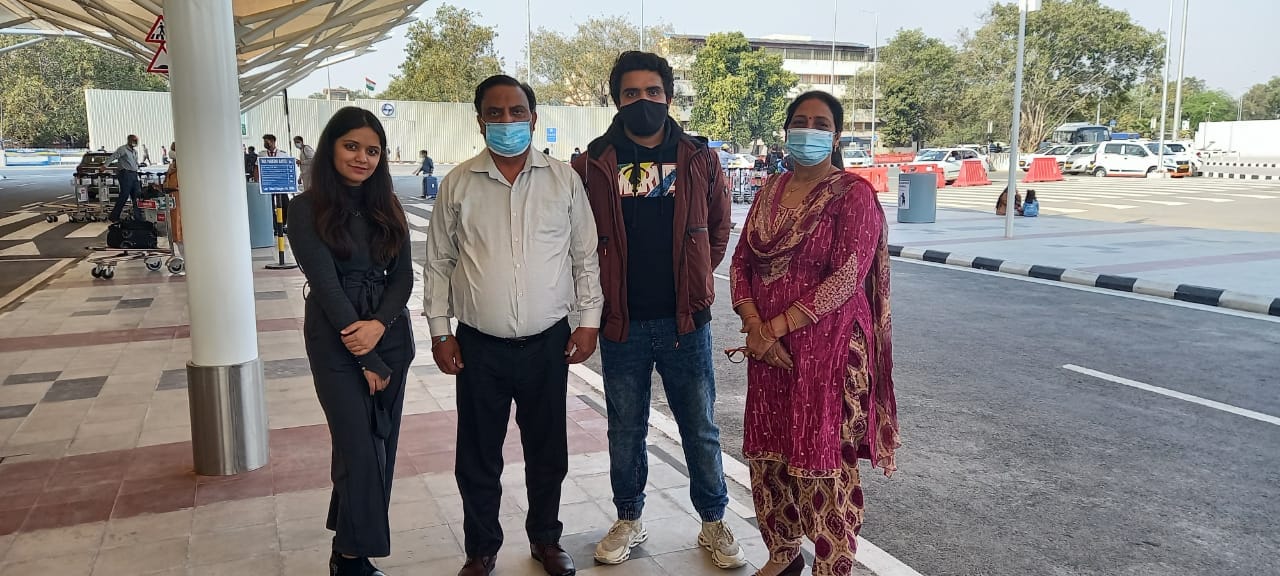 दिल्ली स्थित इंदिरा गांधी अंतरराष्ट्रीय हवाई अड्डे पर परिजनों के साथ शशांक चौहान दिल्ली स्थित इंदिरा गांधी अंतरराष्ट्रीय हवाई अड्डे पर परिजनों के साथ शशांक चौहान