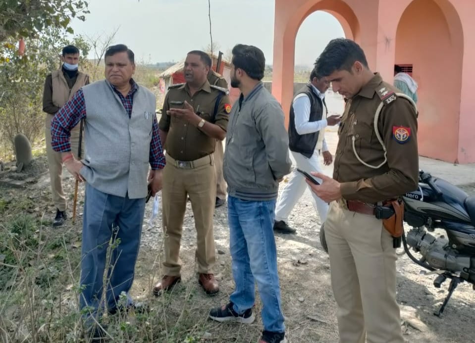 मौके पर जांच करते सीओ-एसडीएम मौके पर जांच करते सीओ-एसडीएम