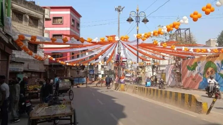 पीएम मोदी के रोड शो के लिए बनारस सजधज कर तैयार