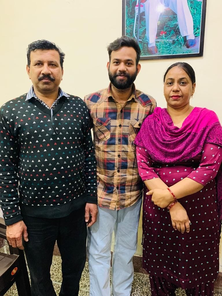 गुरुनानक नगर निवासी अरमान अपने पिता मलकीत सिंह व माता हरजीत कौर के साथ। अरमान के सौजन्य से गुरुनानक नगर निवासी अरमान अपने पिता मलकीत सिंह व माता हरजीत कौर के साथ। अरमान के सौजन्य से