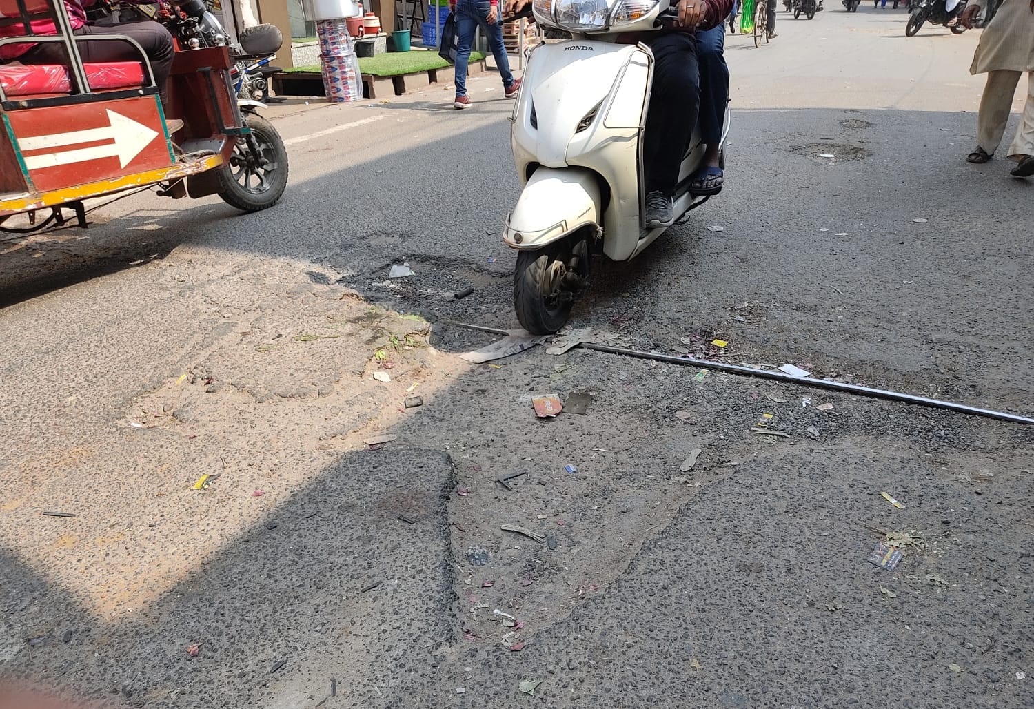 मुजफ्फरनगर की भगत सिहं रोड पर हुआ गडढा। मुजफ्फरनगर की भगत सिहं रोड पर हुआ गडढा।