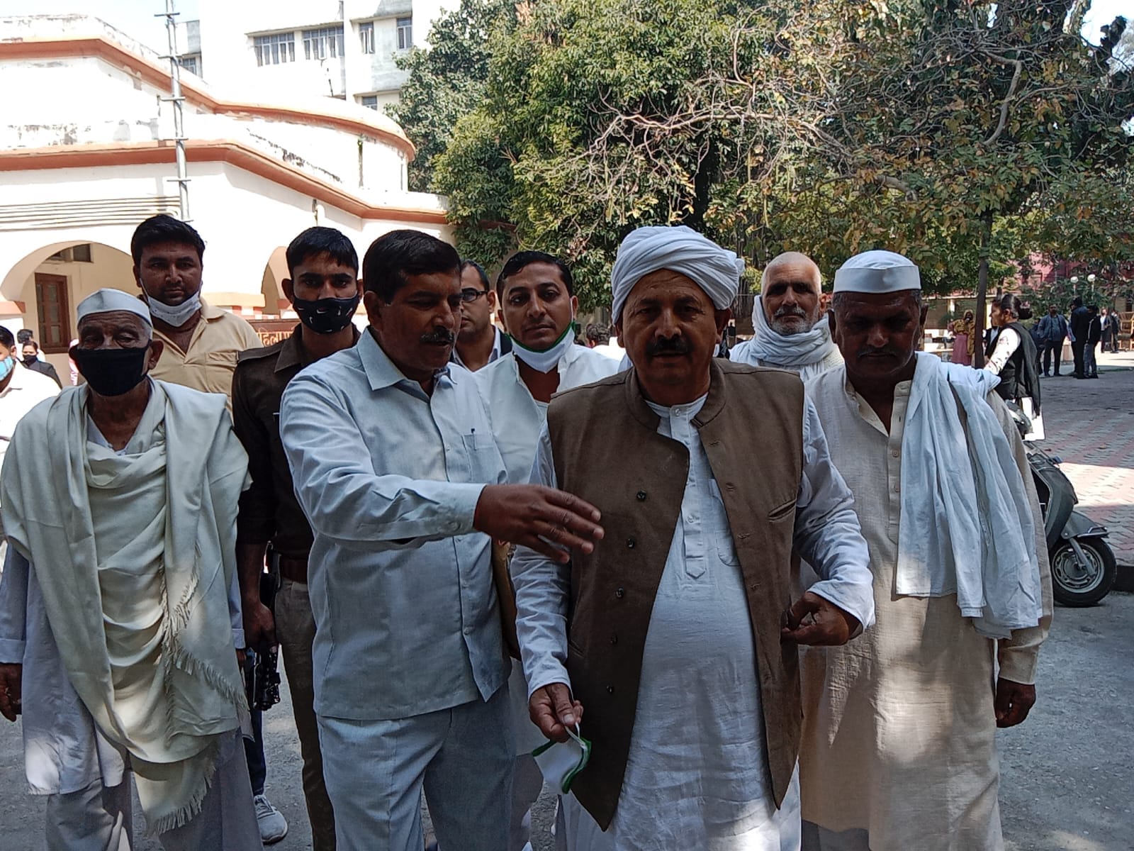 अदालत में पेशी के बाद लौटते भाकियू अध्यक्ष चौधरी नरेश टिकैत अदालत में पेशी के बाद लौटते भाकियू अध्यक्ष चौधरी नरेश टिकैत
