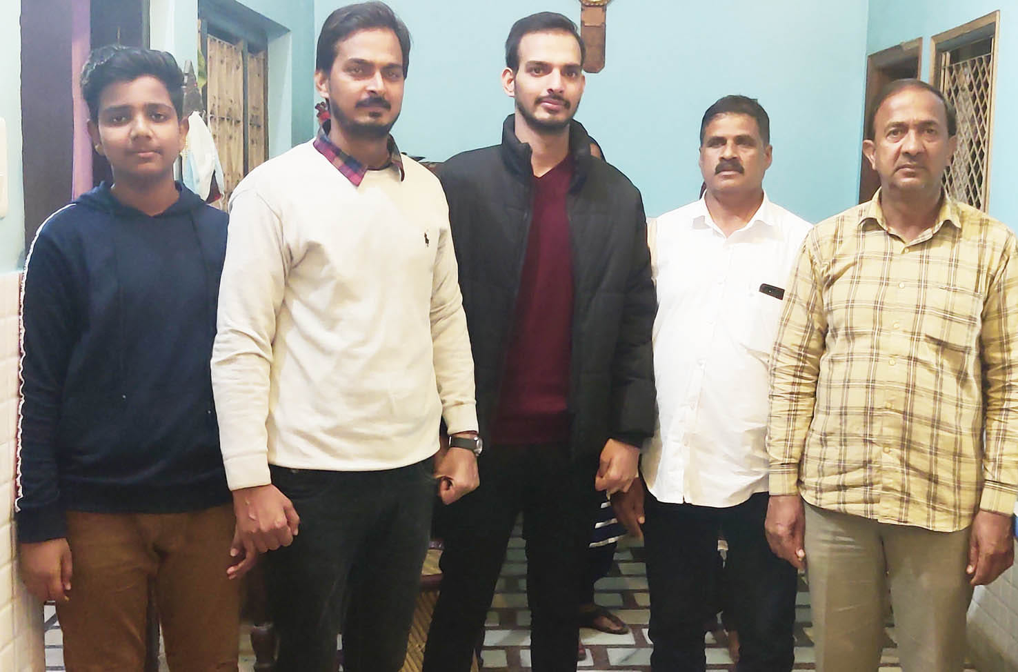 गढ़ नगर में परिजनों के बीच पहुंचा सैफ अली। गढ़ नगर में परिजनों के बीच पहुंचा सैफ अली।