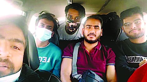 रोमानिया बार्डर से एयरपोर्ट जाते समय अब्दुल मन्नान व शिवम द्वारा खींची गई तस्वीर। रोमानिया बार्डर से एयरपोर्ट जाते समय अब्दुल मन्नान व शिवम द्वारा खींची गई तस्वीर।