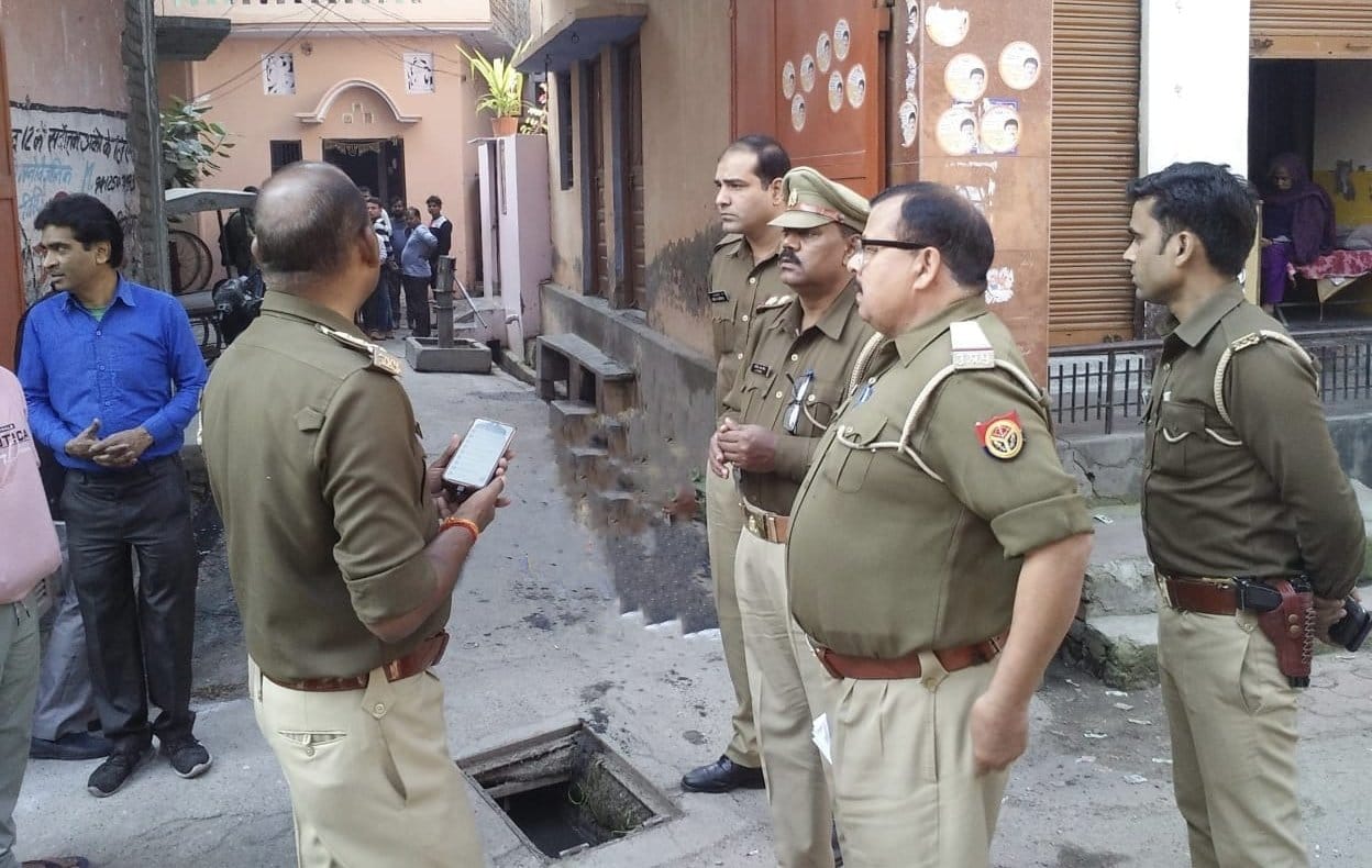 मुजफ्फरनगर के नदी रोड पर छात्रा से दुष्कर्म संबधी जांच करती पुलिस। मुजफ्फरनगर के नदी रोड पर छात्रा से दुष्कर्म संबधी जांच करती पुलिस।