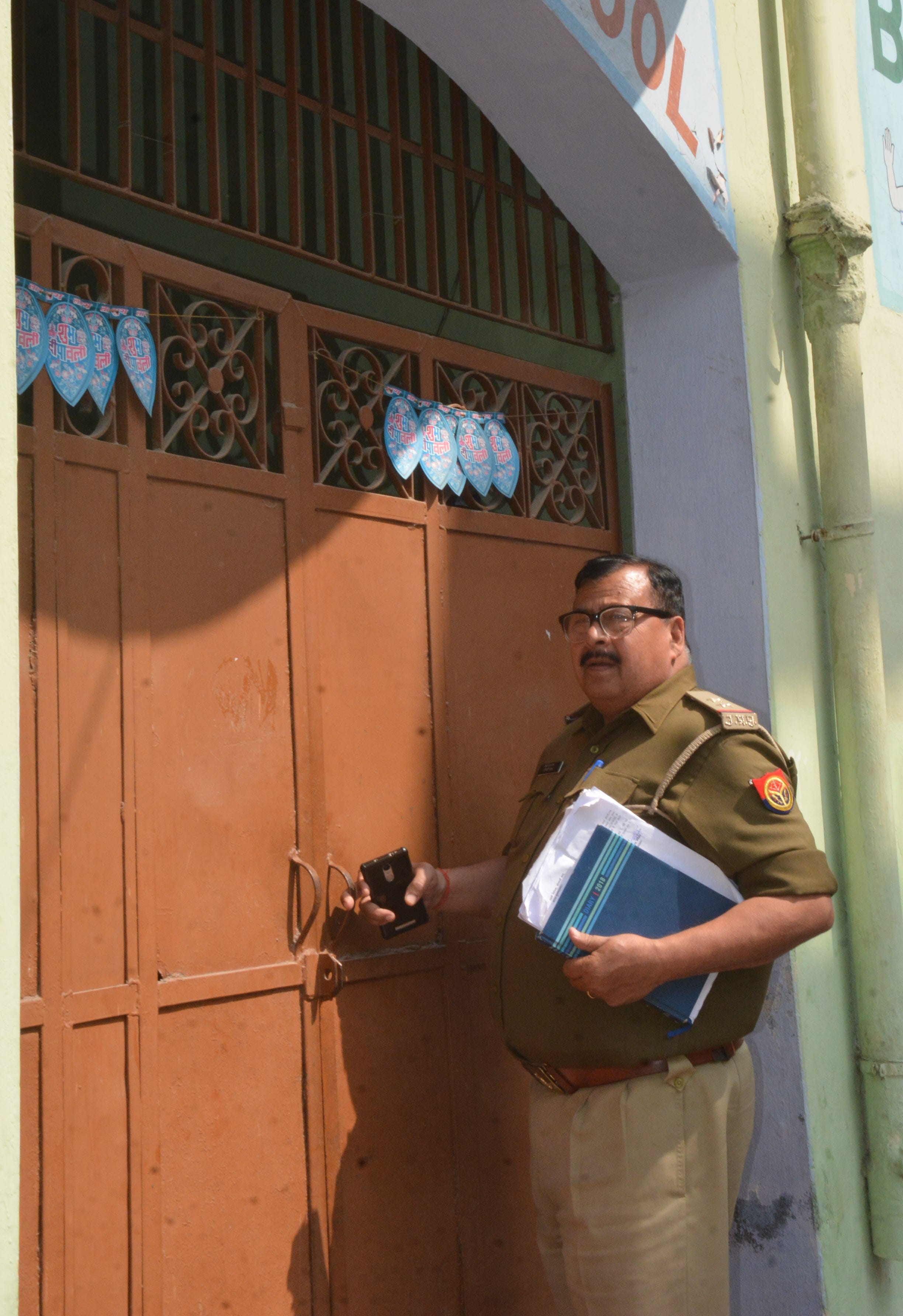 मुजफ्फरनगर के नदी रोड पर छात्रा से दुष्कर्म सबंधी जांच के लिए स्कूल पहुची पुलिस। मुजफ्फरनगर के नदी रोड पर छात्रा से दुष्कर्म सबंधी जांच के लिए स्कूल पहुची पुलिस।