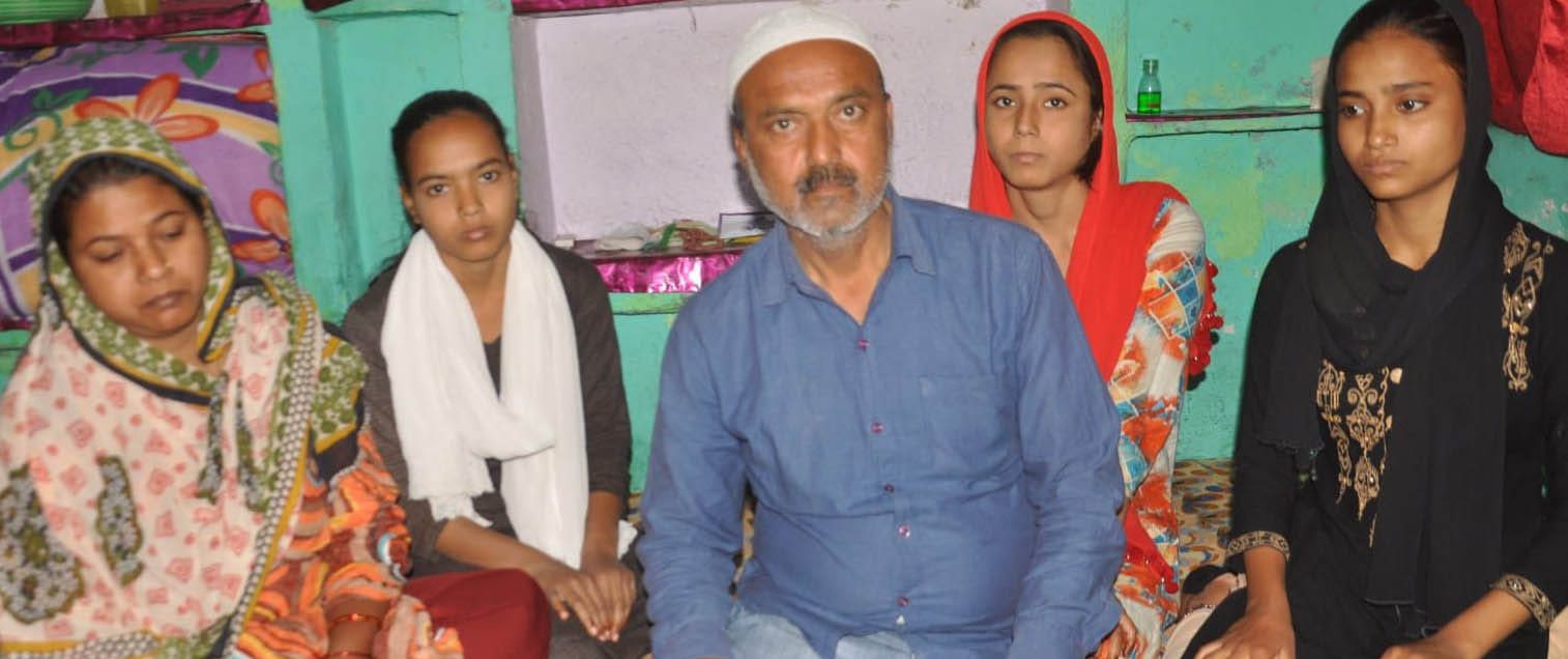 मृतक मुशर्रफ के माता-पिता और बहनें। मृतक मुशर्रफ के माता-पिता और बहनें।