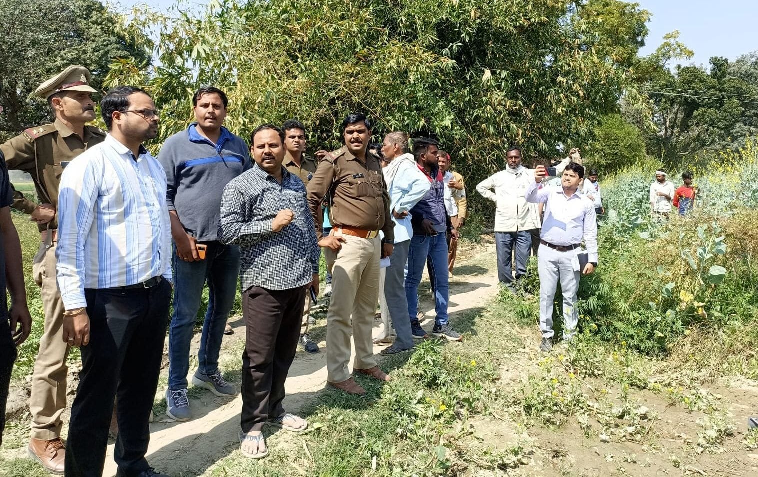 बिजली के तारों को देखते प्रशासनिक अधिकारी। संवाद बिजली के तारों को देखते प्रशासनिक अधिकारी। संवाद