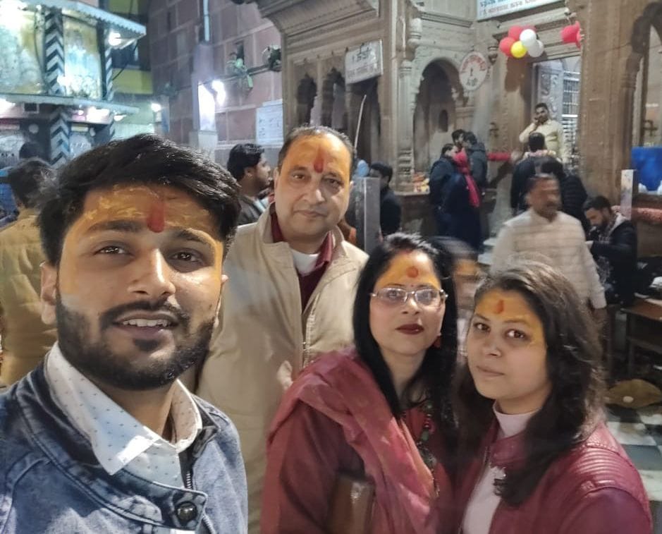 भारत लौटने पर अपने परिवार के साथ मंदिर में दर्शन करने पहुंची  अनन्या अग्रवाल। विज्ञप्ति