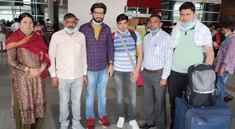 पानीपत। य्रक्रेन से लौटे छात्र अनुज को लेने एयरपोर्ट पर पहुंचे परिवार के सदस्य।