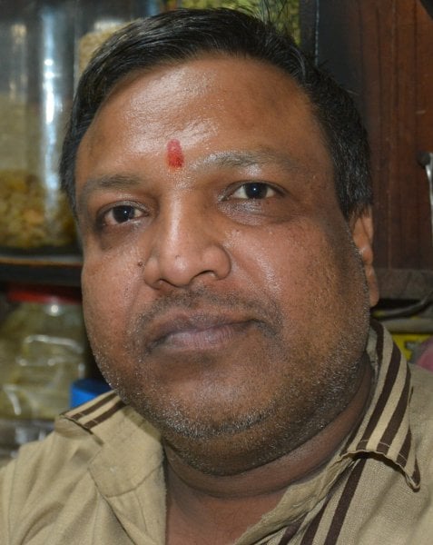 तेल विक्रेता--- अमित सिगंल। तेल विक्रेता--- अमित सिगंल।