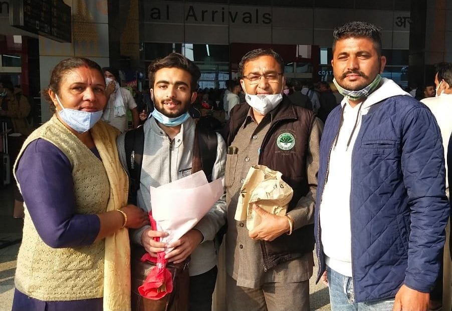 विष्णु कॉलोनी निवासी परनीत अपने पिता सुरेश कुमार व माता के साथ। परनीत के सहयोग से । विष्णु कॉलोनी निवासी परनीत अपने पिता सुरेश कुमार व माता के साथ। परनीत के सहयोग से ।