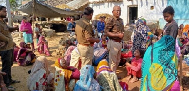 मृत मिले बालक के घर में पूछताछ करती पुलिसटीम। संवाद मृत मिले बालक के घर में पूछताछ करती पुलिसटीम। संवाद