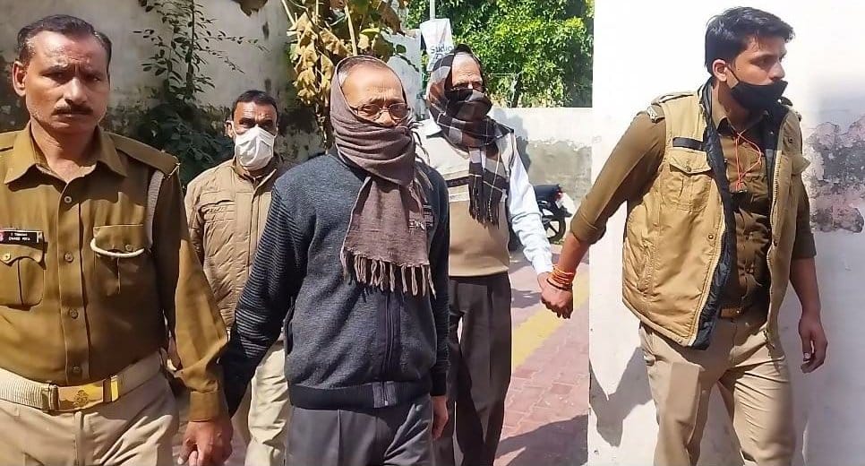 कोतवाली पुलिस की गिरफ्त में छात्रा से दुष्कर्म के आरोपी। कोतवाली पुलिस की गिरफ्त में छात्रा से दुष्कर्म के आरोपी।