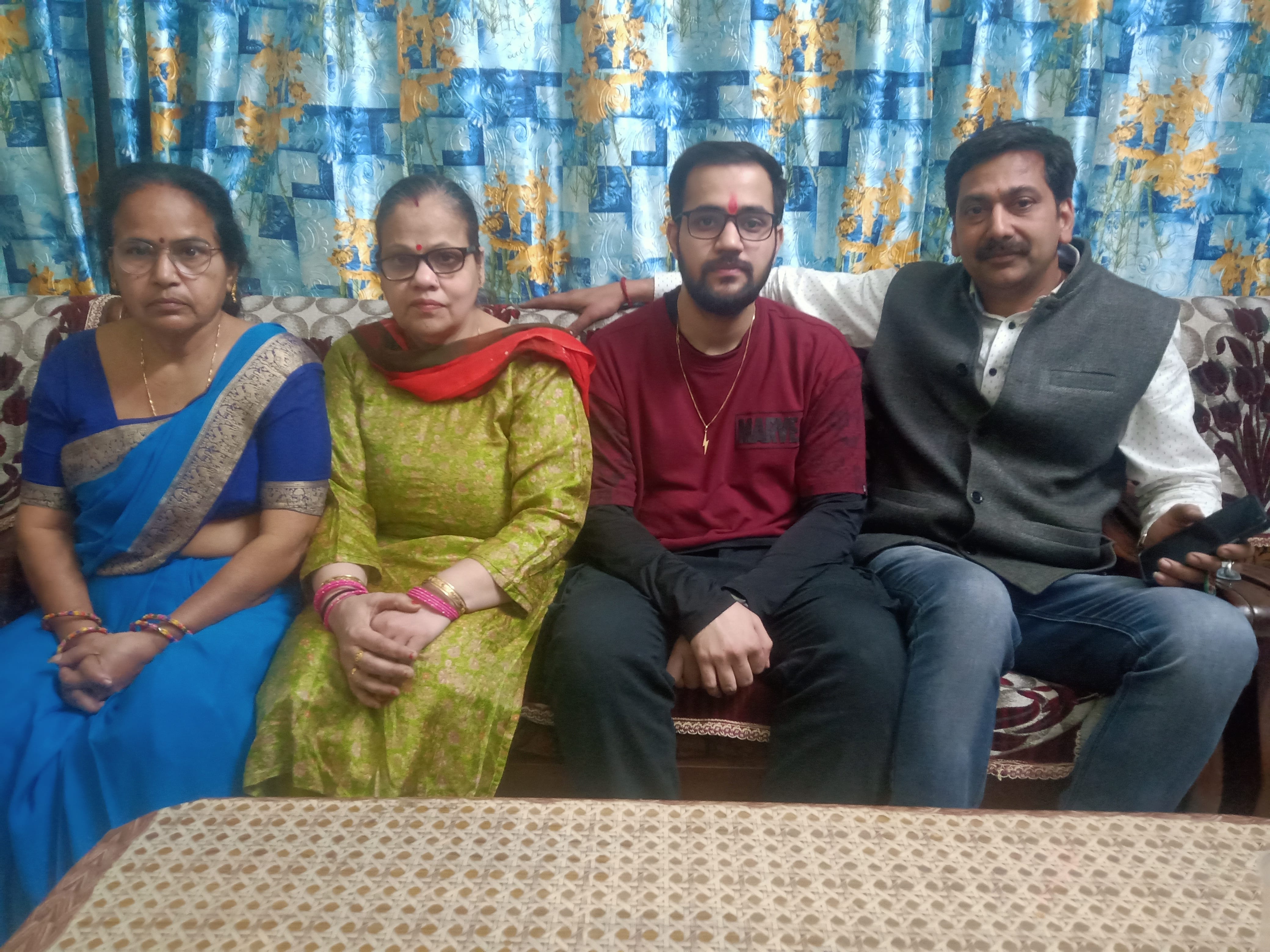 यूक्रेन से लौटा निशांत वर्मा परिवार के साथ। यूक्रेन से लौटा निशांत वर्मा परिवार के साथ।