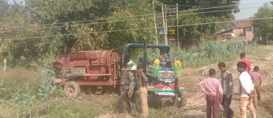 हादसा स्थल पर खड़ा ट्रैक्टर। संवाद हादसा स्थल पर खड़ा ट्रैक्टर। संवाद