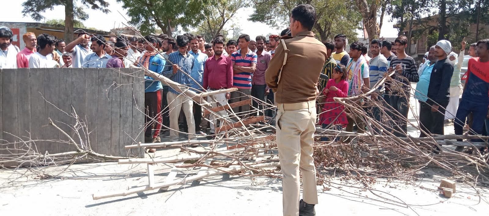 जाम लगाए लोगों को देखता सिपाही। संवाद जाम लगाए लोगों को देखता सिपाही। संवाद