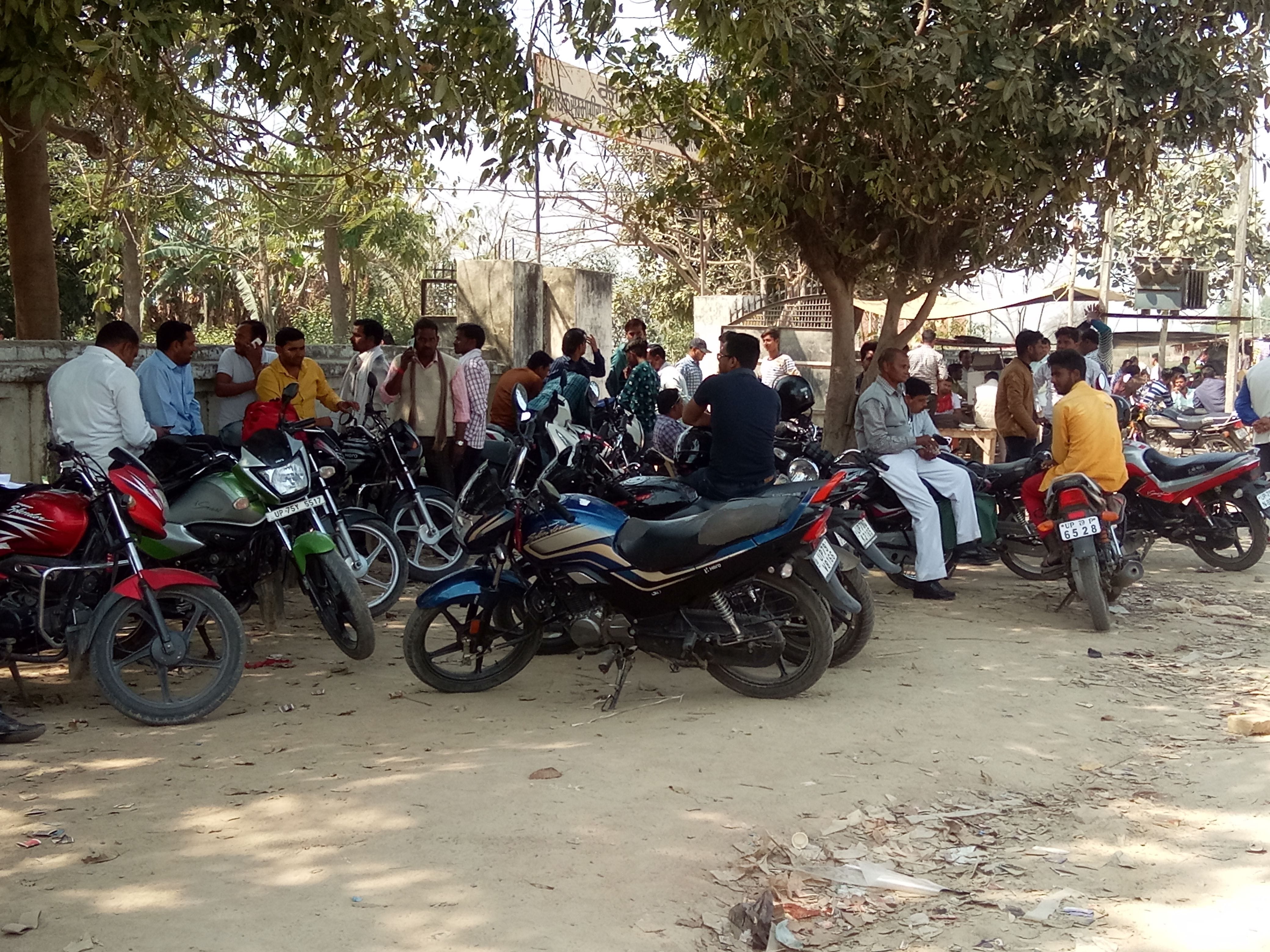 फोटो-05एयूआरपी-09- परिसर के बाहर मौजूद दलालों की भीड़। संवाद