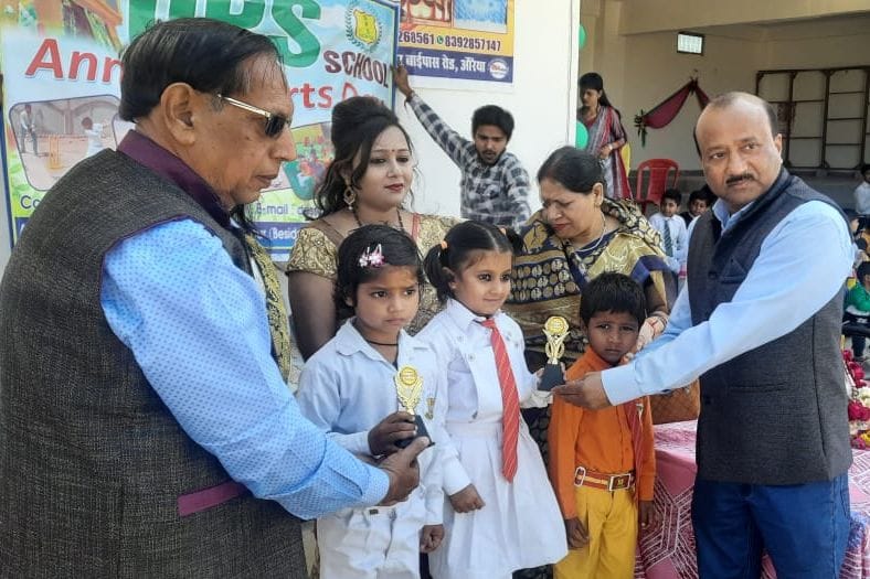 फोटो05एयूआरपी 11- विजेता छात्र-छात्राओं को पुरस्कार देकर सम्मानित करते मुख्य अतिथि व विद्यालय चेय? फोटो05एयूआरपी 11- विजेता छात्र-छात्राओं को पुरस्कार देकर सम्मानित करते मुख्य अतिथि व विद्यालय चेय?