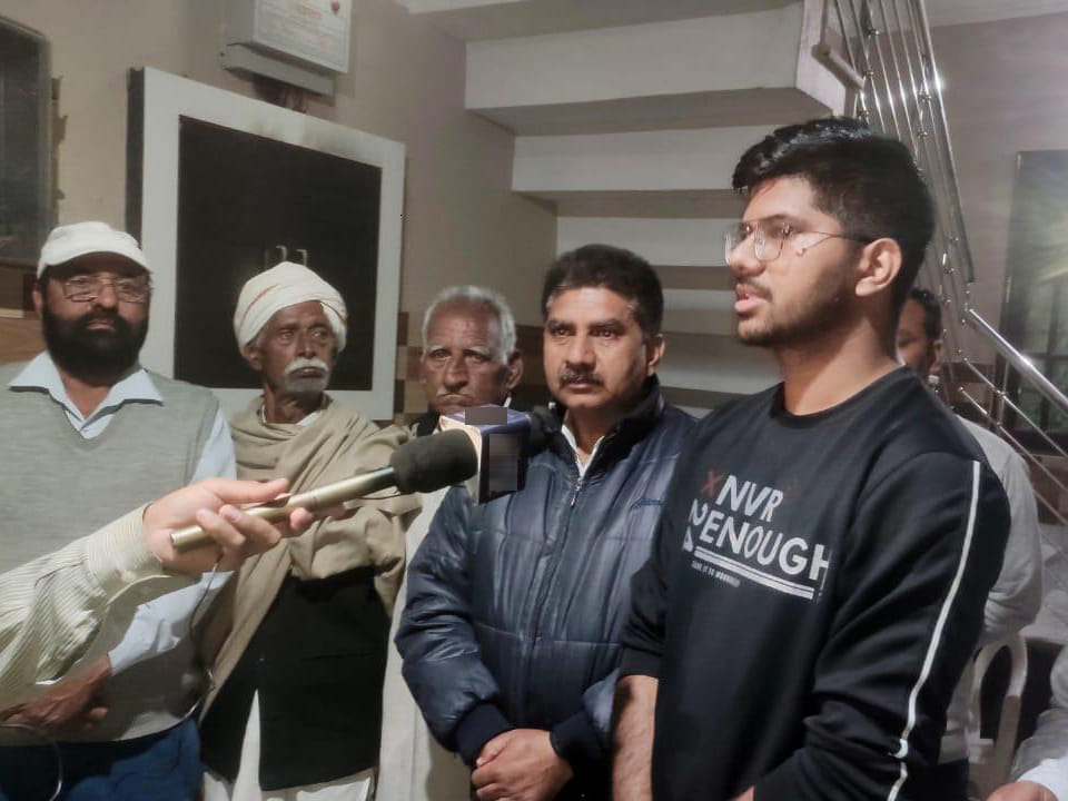 घर पहुंचने पर हर्षवर्धन अपने पिता व अन्य के साथ। घर पहुंचने पर हर्षवर्धन अपने पिता व अन्य के साथ।