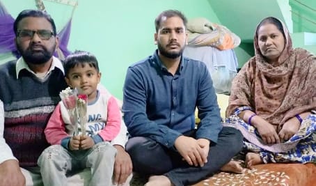 अपने परिजन के साथ संपूर्णानगर के खजुरिया निवासी छात्र अब्दुल मन्नान। अपने परिजन के साथ संपूर्णानगर के खजुरिया निवासी छात्र अब्दुल मन्नान।