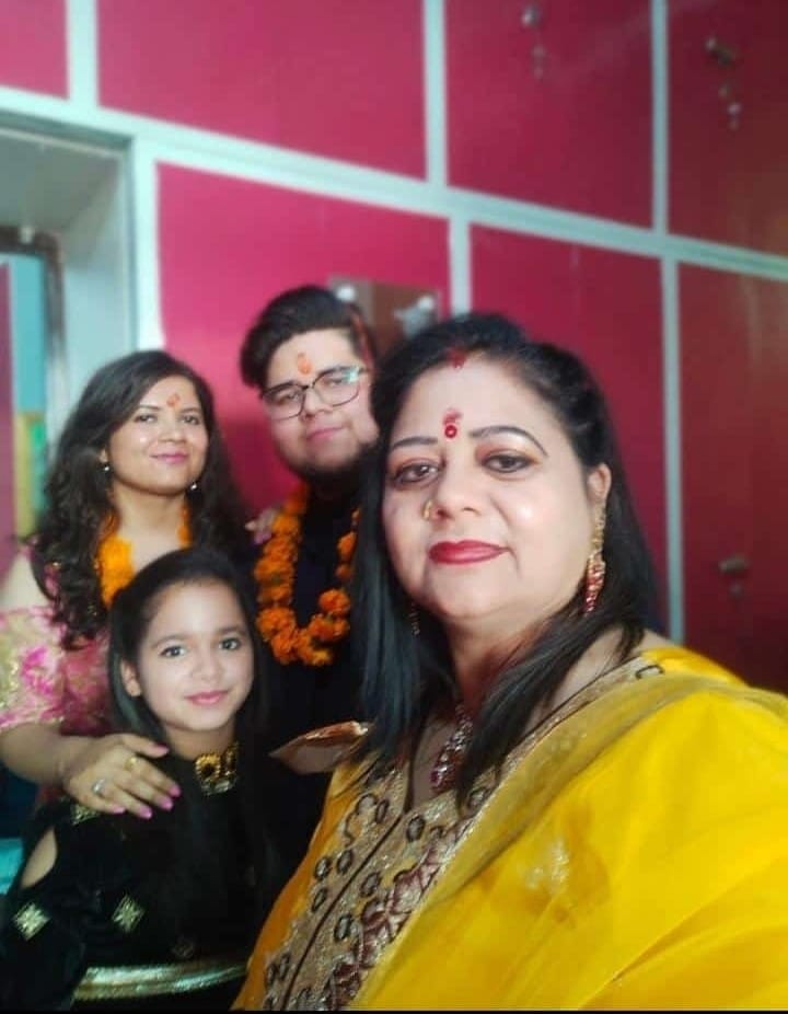 यूक्रेन से अपने घर पांवटा साहिब लौटे एमबीबीएस छात्र सूरज शर्मा अपनी बहन व मौसी के साथ। यूक्रेन से अपने घर पांवटा साहिब लौटे एमबीबीएस छात्र सूरज शर्मा अपनी बहन व मौसी के साथ।