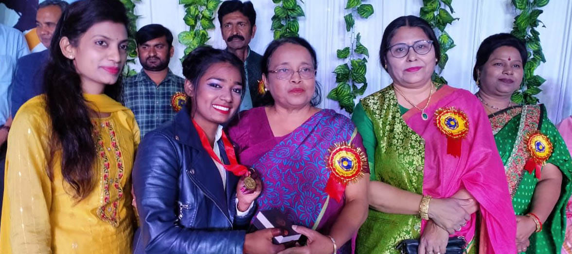 मेधावी छात्रा ऋचा को अजीज बानो मेमोरियल गोल्ड मेडल से सम्मानित करतीं डॉ. शबाना रफीक, साथ में डॉ. स? मेधावी छात्रा ऋचा को अजीज बानो मेमोरियल गोल्ड मेडल से सम्मानित करतीं डॉ. शबाना रफीक, साथ में डॉ. स?