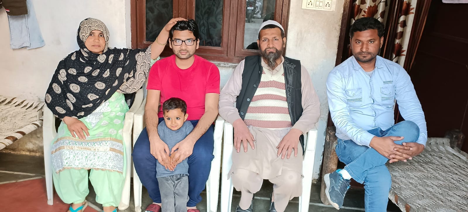 यूक्रेन से अपने गांव भंडूरा लौटा मुनीर आलम