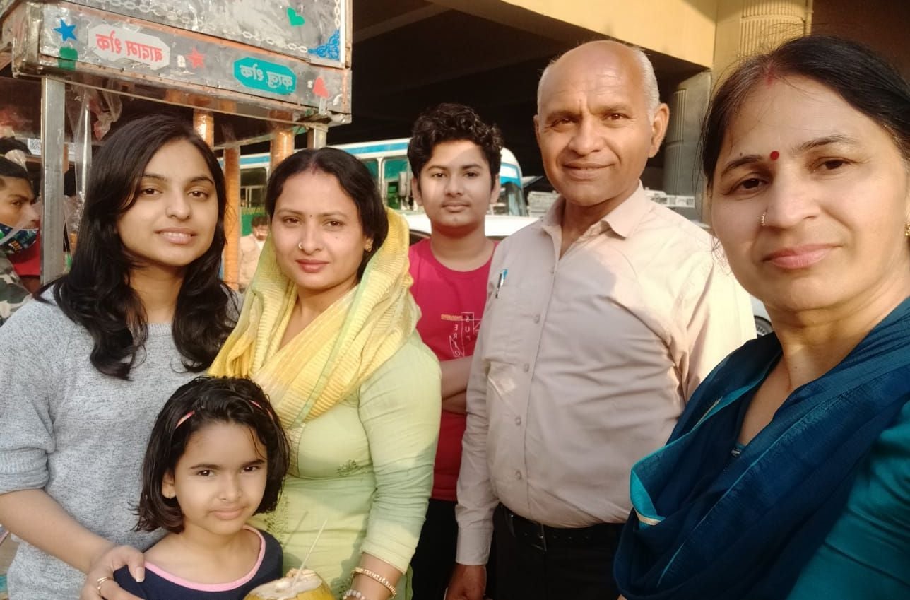 अपने परिजनों के साथ छात्रा नेहा। विज्ञप्ति अपने परिजनों के साथ छात्रा नेहा। विज्ञप्ति