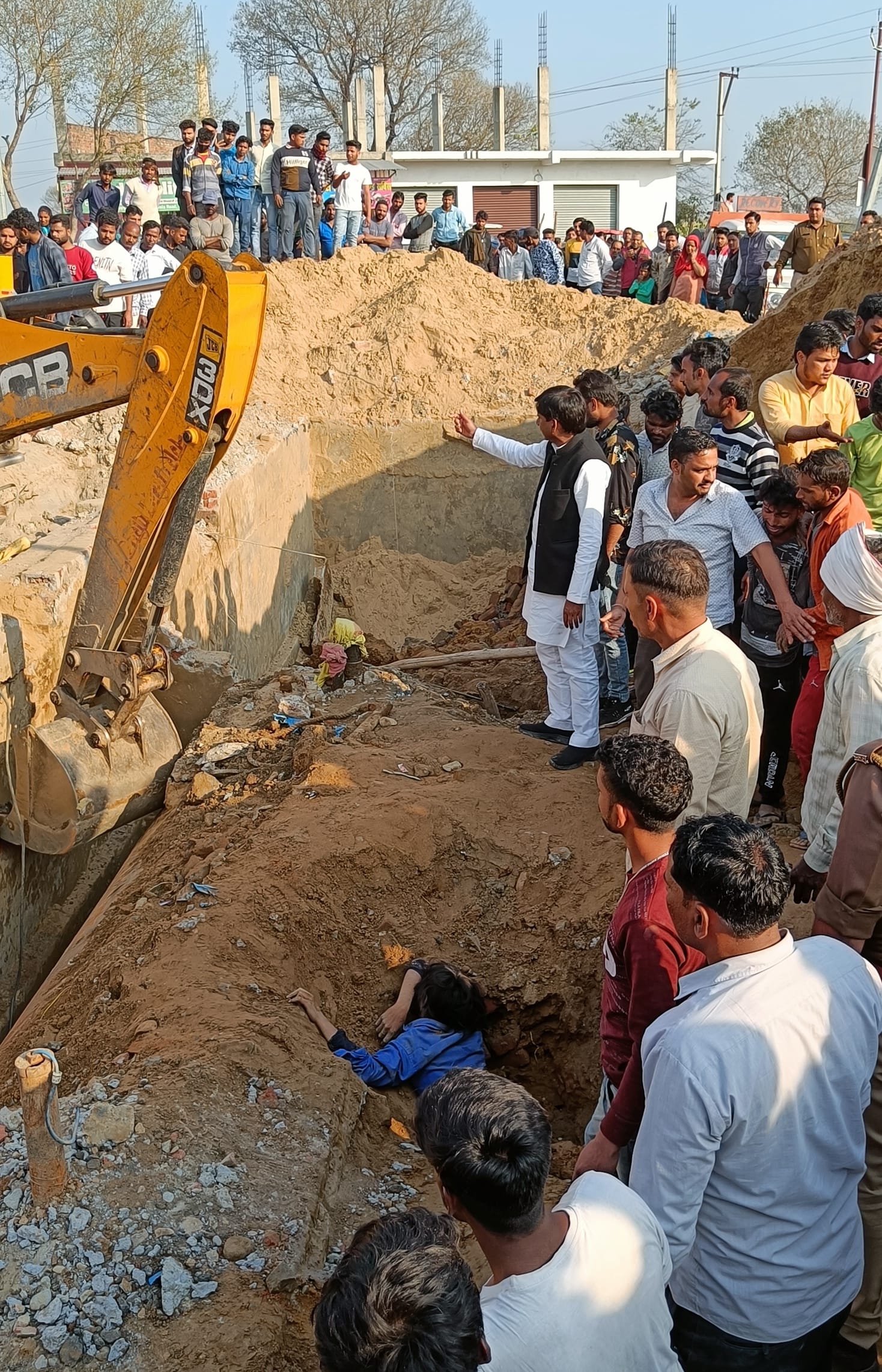 बिजनौर में बाईपास मार्ग पर स्थित पेट्रोल पंप पर टैंक की दीवार गिरने से दबे मजदूर को निकालती जेसीब बिजनौर में बाईपास मार्ग पर स्थित पेट्रोल पंप पर टैंक की दीवार गिरने से दबे मजदूर को निकालती जेसीब
