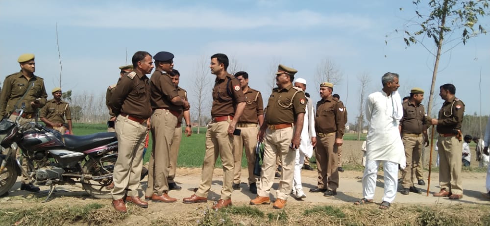 दुर्घटना के बाद मौके पर पहुंचे एसपी देहात और सीओ दुर्घटना के बाद मौके पर पहुंचे एसपी देहात और सीओ