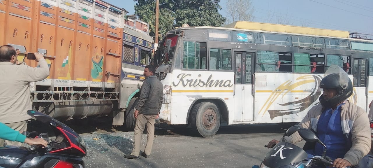 बेहट के ताजपुरा में हाईवे पर दुर्घटनाग्रस्त बस व ट्रक