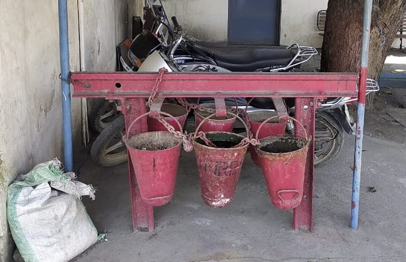 बिजनौर में रेलवे स्टेशन पर आग बुझाने के लिए रखी गई रेत और पानी से भरी बाल्टियां। बिजनौर में रेलवे स्टेशन पर आग बुझाने के लिए रखी गई रेत और पानी से भरी बाल्टियां।