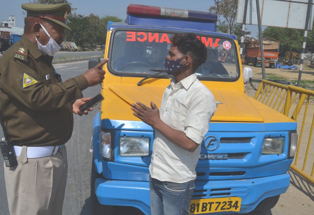 बुलंदशहर बाईपास पर पुलिस द्वारा एम्बुलेंस की चैकिंग के दौरान पकड़े जाने पर पुलिसकर्मी के सामने ?
