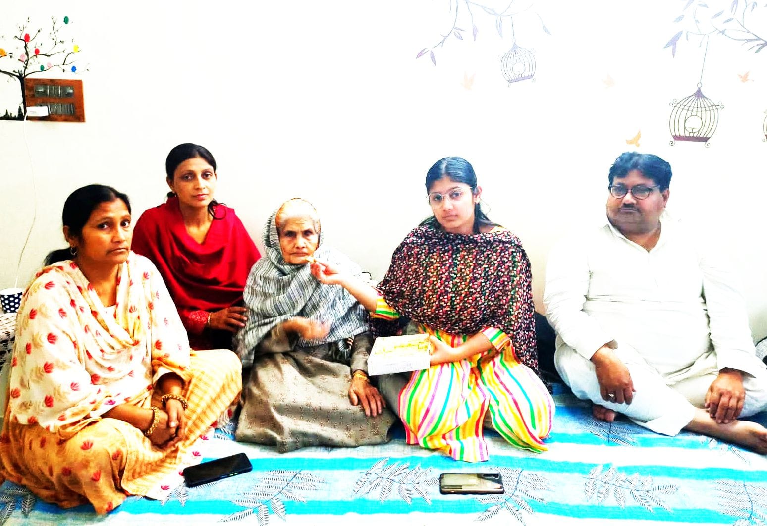 बिजलीपुरा निवासी इफ रा अपनी दादी को मिठाई खिलाते हुए। संवाद बिजलीपुरा निवासी इफ रा अपनी दादी को मिठाई खिलाते हुए। संवाद