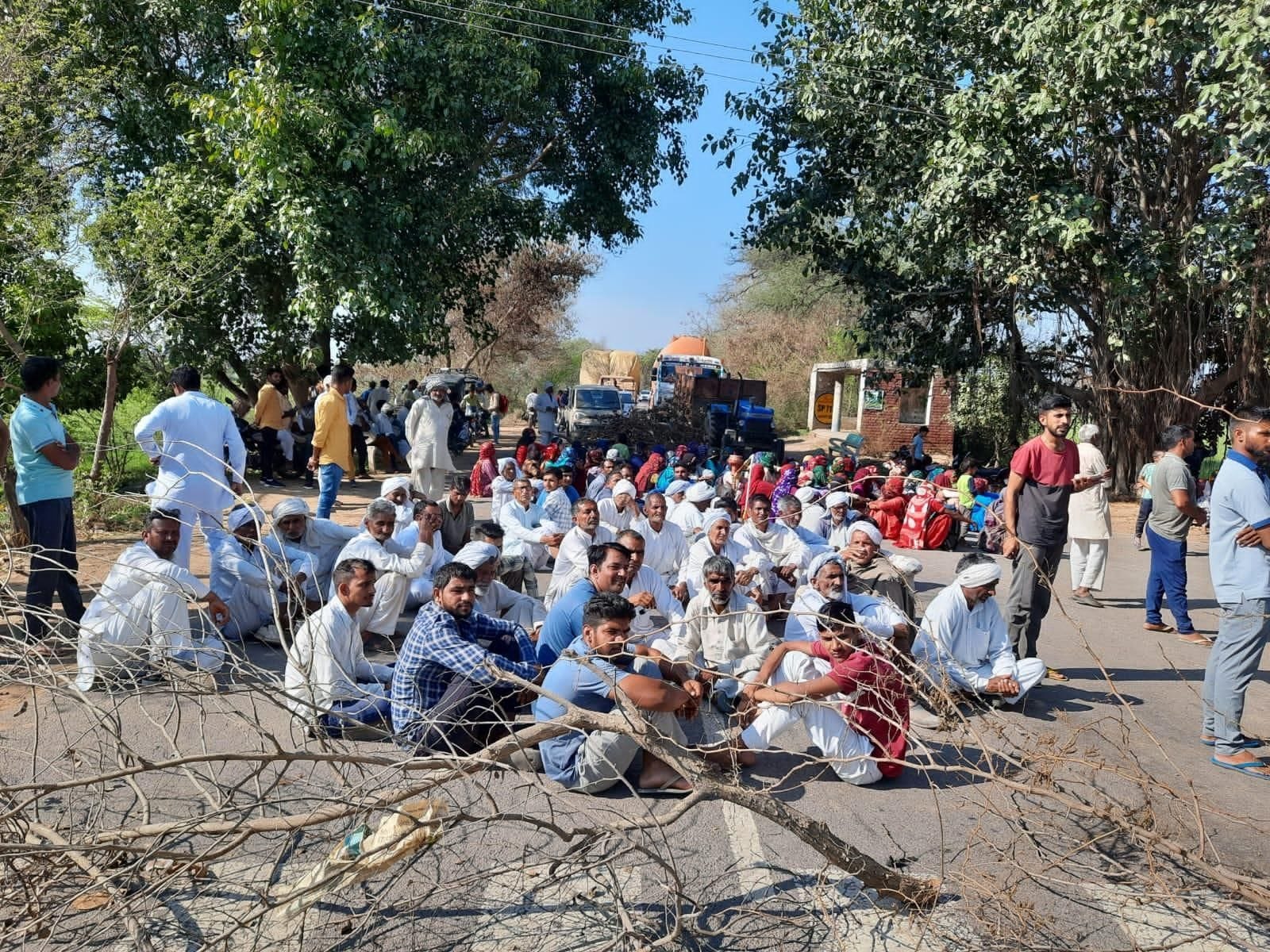 हांसी-बरवाला मार्ग पर जाम लगाकर बैठे ग्रामीण।