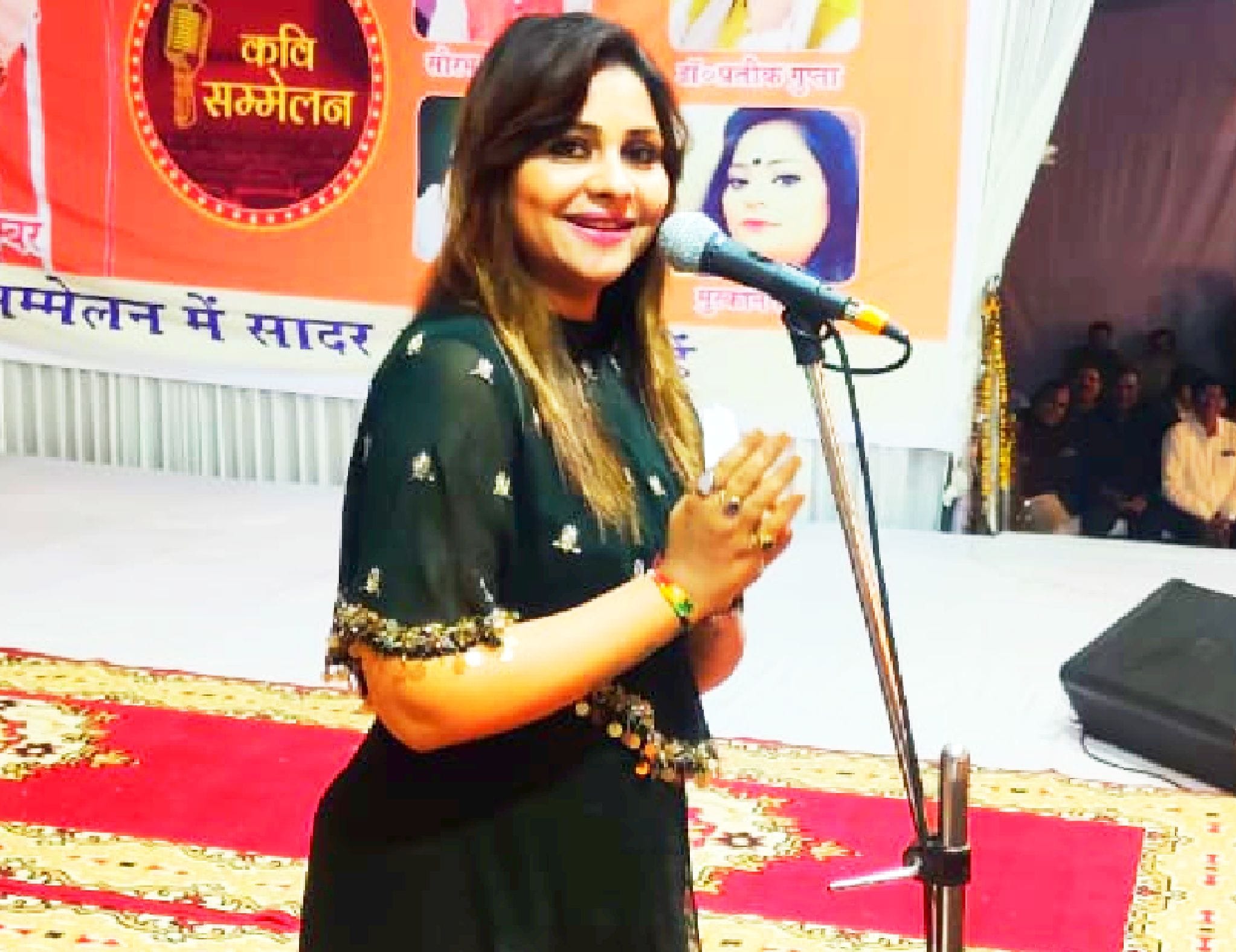 एसएस कॉलेज में आयोजित कवि सम्मेलन में रचना प्रस्तुत करते हुए कवियित्री अनामिका जैन अंबर । संवाद एसएस कॉलेज में आयोजित कवि सम्मेलन में रचना प्रस्तुत करते हुए कवियित्री अनामिका जैन अंबर । संवाद